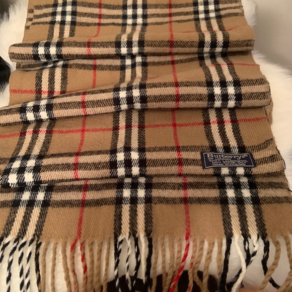 SOLD - 💯 Authentic Burberry Lambswool scarf - Picture 3 of 10